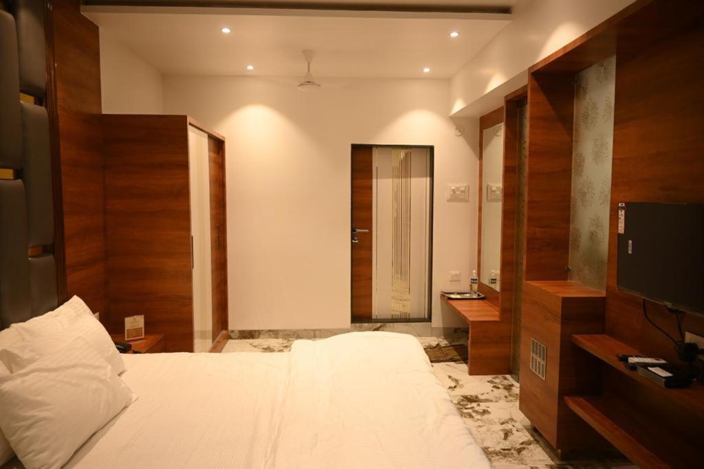 Hotel Prime Square Daund Bagian luar foto